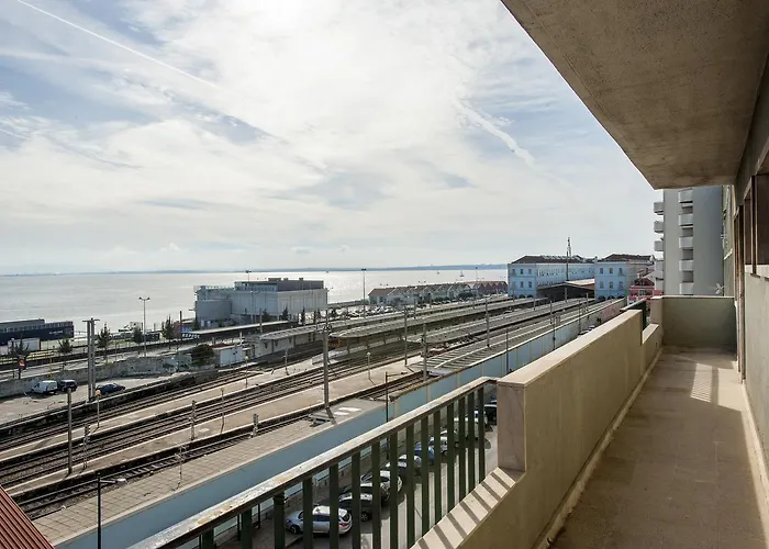 Apolonia 3 Frontal River View アパート