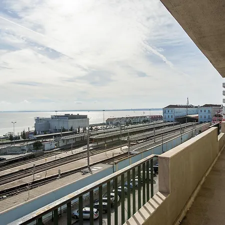 Apolonia 3 Frontal River View 아파트